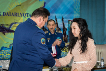 Фотография к новости: Спасшего тонувшую девочку сержанта ВС РК наградили посмертно