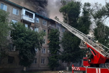 Фотография к новости: В Таразе из-за пожара в пятиэтажном доме эвакуировано более 170 человек