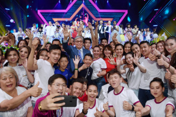 Фотография к новости: Президент Казахстана посетил гала-концерт фестиваля "Жұлдызай"