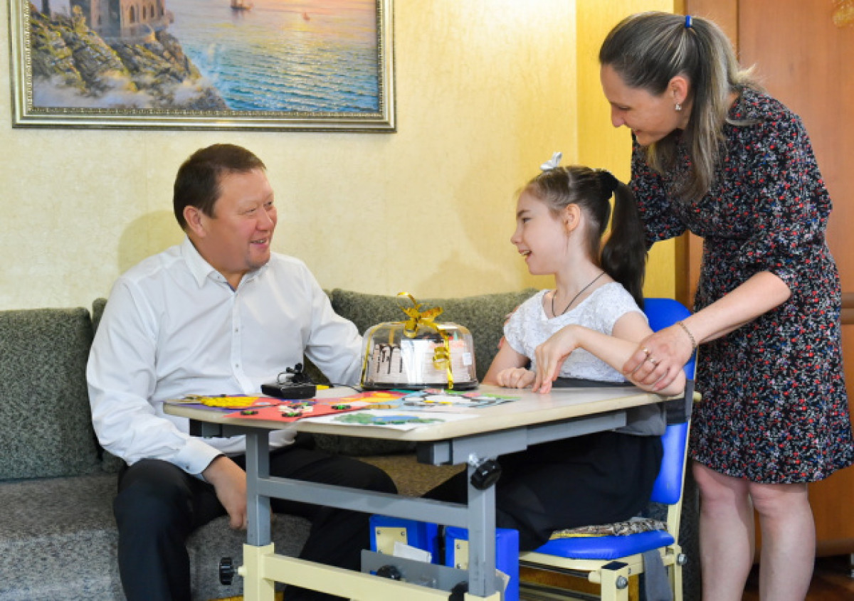 Кумар Аксакалов пришел в гости к Аружан и Софье 