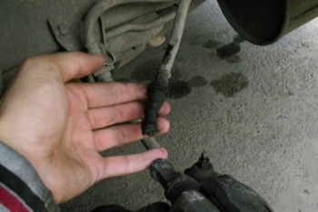 Фотография к новости: Неизвестный порезал тормозной шланг у внедорожника 72-летнего жителя Караганды