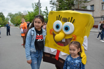 Фотография к новости: Спанч Боб и бесплатное мороженое. Как полицейские СКО поздравили детей