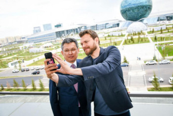 Фотография к новости: Бахыт Султанов опубликовал селфи со звездой "Игры престолов"