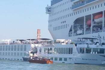 Фотография к новости: Круизный лайнер протаранил судно в Венеции