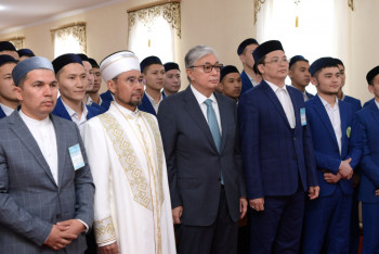 Фотография к новости: Касым-Жомарт Токаев посетил мечеть "Нур Астана"