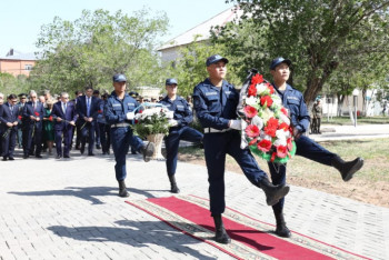 Фотография к новости: В Актобе почтили память погибших при теракте военнослужащих