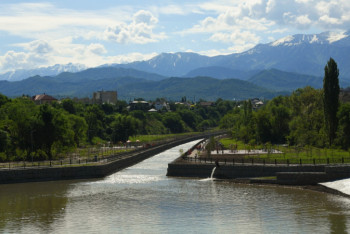 Фотография к новости: В Алматы обустроили набережную вдоль реки Есентай