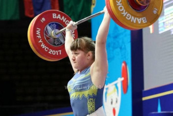 Фотография к новости: Казахстанская тяжелоатлетка завоевала "золото" на ЧМ среди юниоров