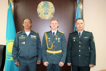 В СКО наградили пограничника за спасение тонущей семьи