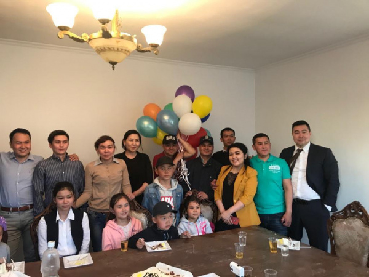 В Нур-Султане бизнесмены подарили многодетной матери дом