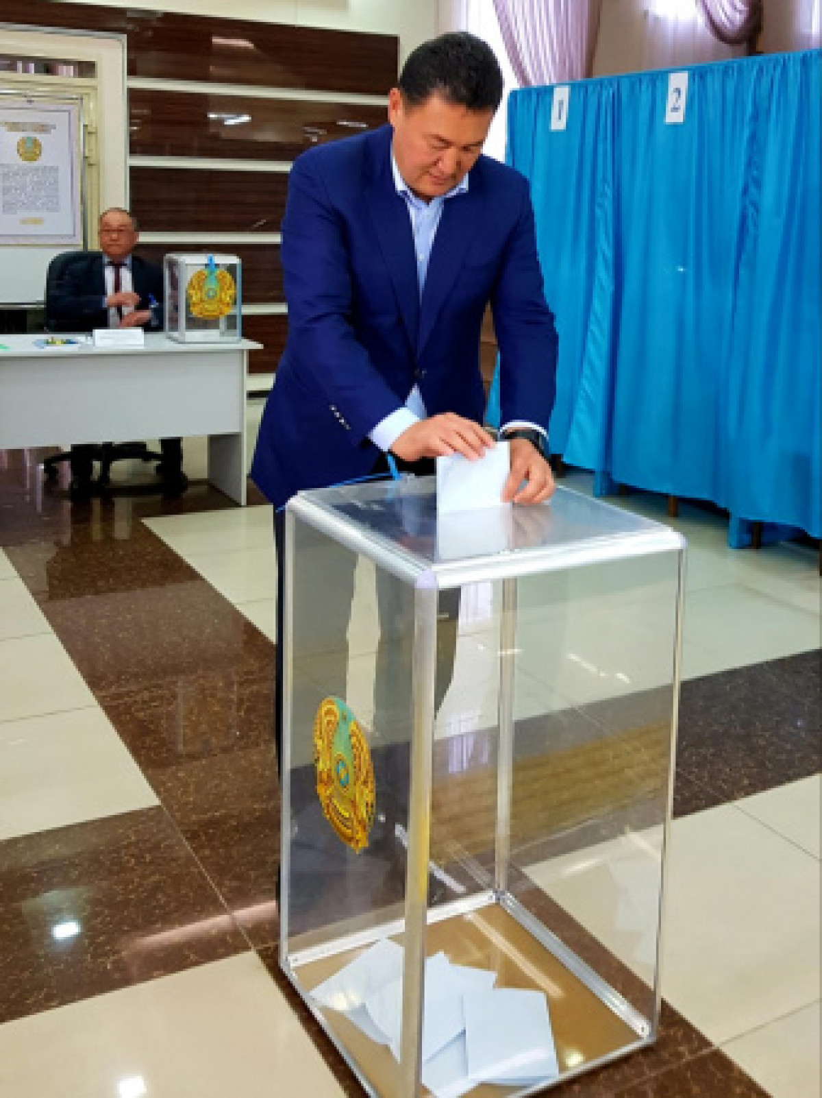 Одним из первых на своём участке проголосовал аким Павлодарской области