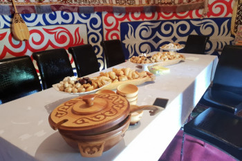 Жителей Кызылорды угощали горячими баурсаками и сладостями на избирательных участках