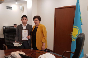 Фотография к новости: Министр наградила студента, спасшего троих детей во время пожара