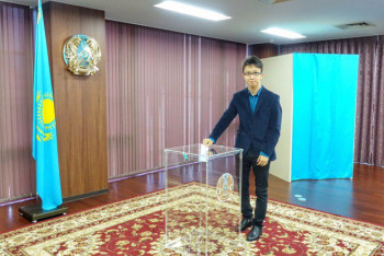 Фотография к новости: Самым первым проголосовавшим гражданином РК  стал студент университета Васэда