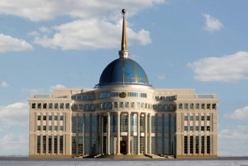 Фотография к новости: Ерлан Баттаков остался Управляющим делами Президента