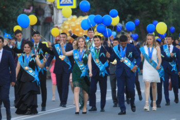 Фотография к новости: Выпускной бал прошёл на главной площади Кокшетау