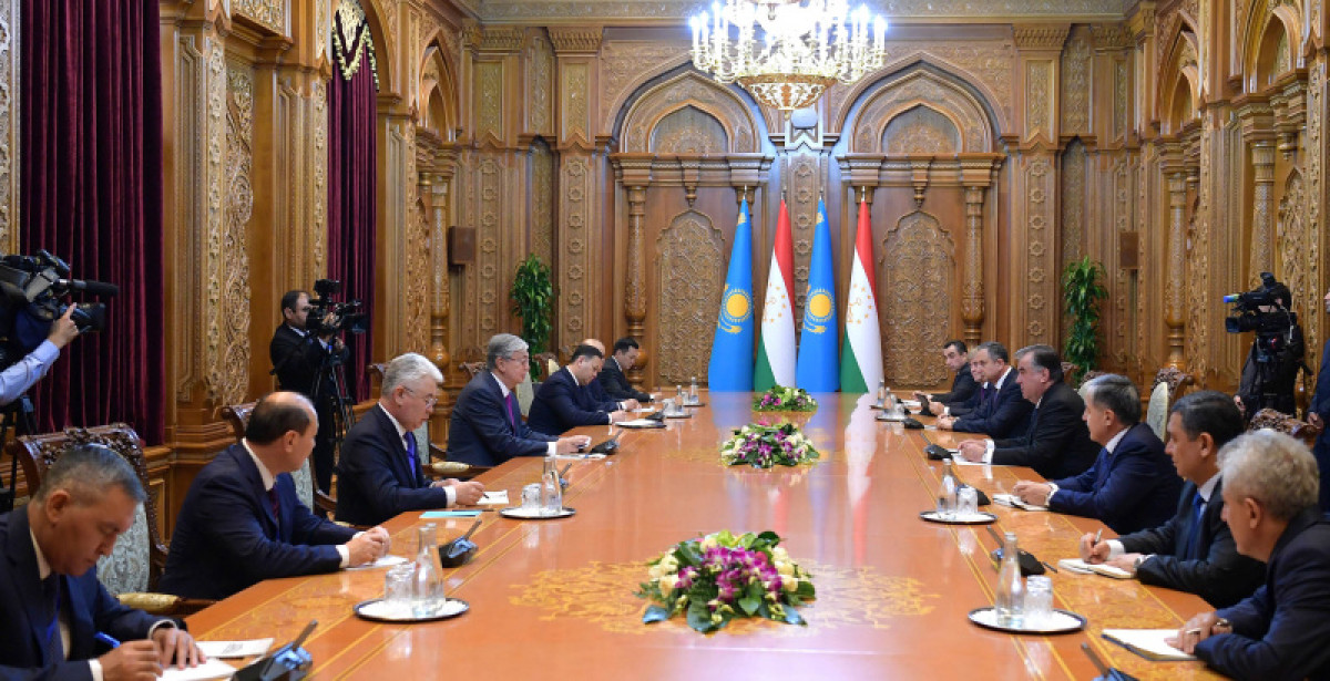 Токаев провел встречу с Рахмоном в Душанбе 