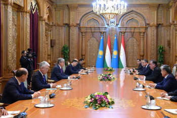 Фотография к новости: Токаев провел встречу с Рахмоном в Душанбе 