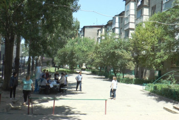 Фотография к новости: "Приемные на дороге" в Алматы переехали во дворы