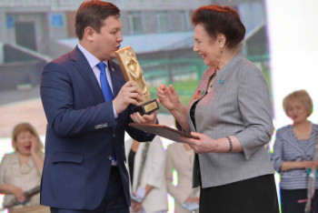 Несколько тысяч павлодарцев пришли на набережную Иртыша, чтобы поздравить медиков