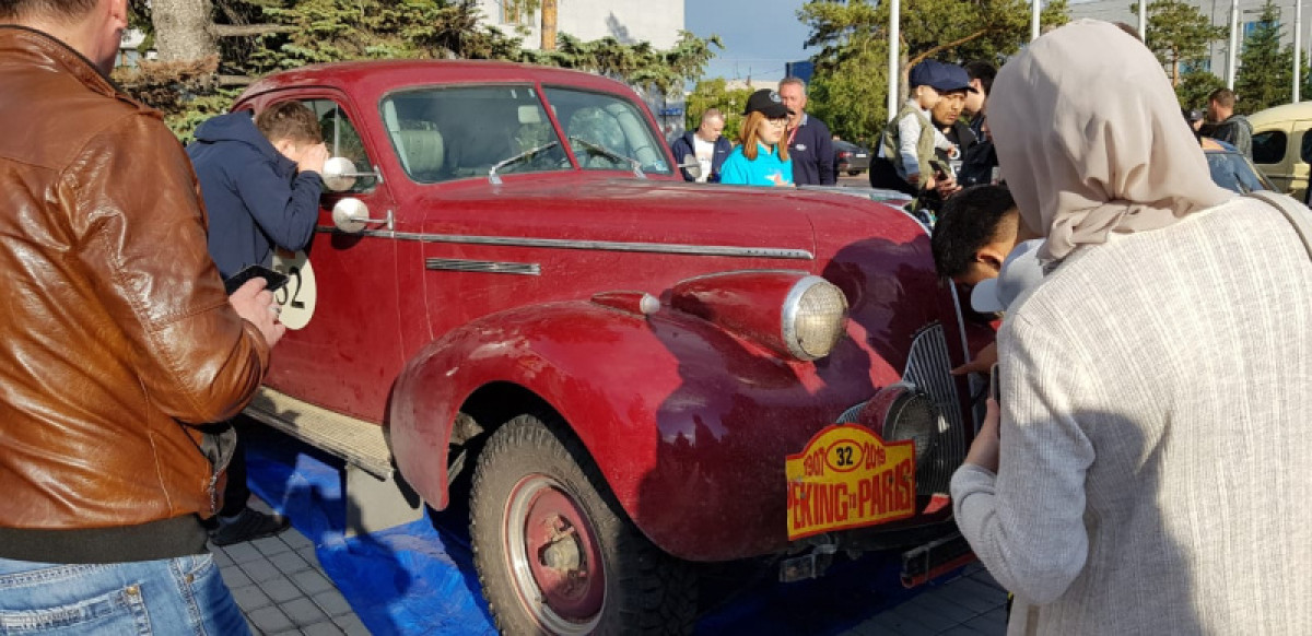 Уникальные ретромобили остановились в Павлодаре по пути в Париж