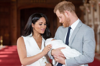 Фотография к новости: Принц Гарри и Меган Маркл показали фото сына