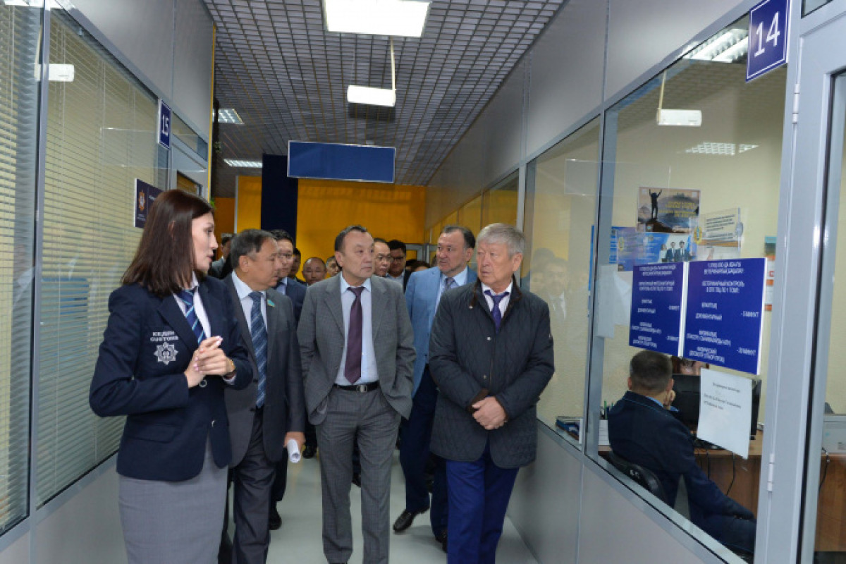 Сенаторы ознакомились с работой столичного центра таможенного оформления 