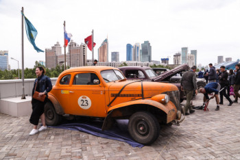 С чем участники ретроралли «Пекин-Париж» сравнили казахстанские дороги 