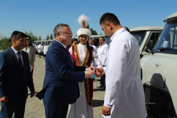 В Актюбинской области медработникам вручили ключи от квартир, автомашин и денежные сертификаты