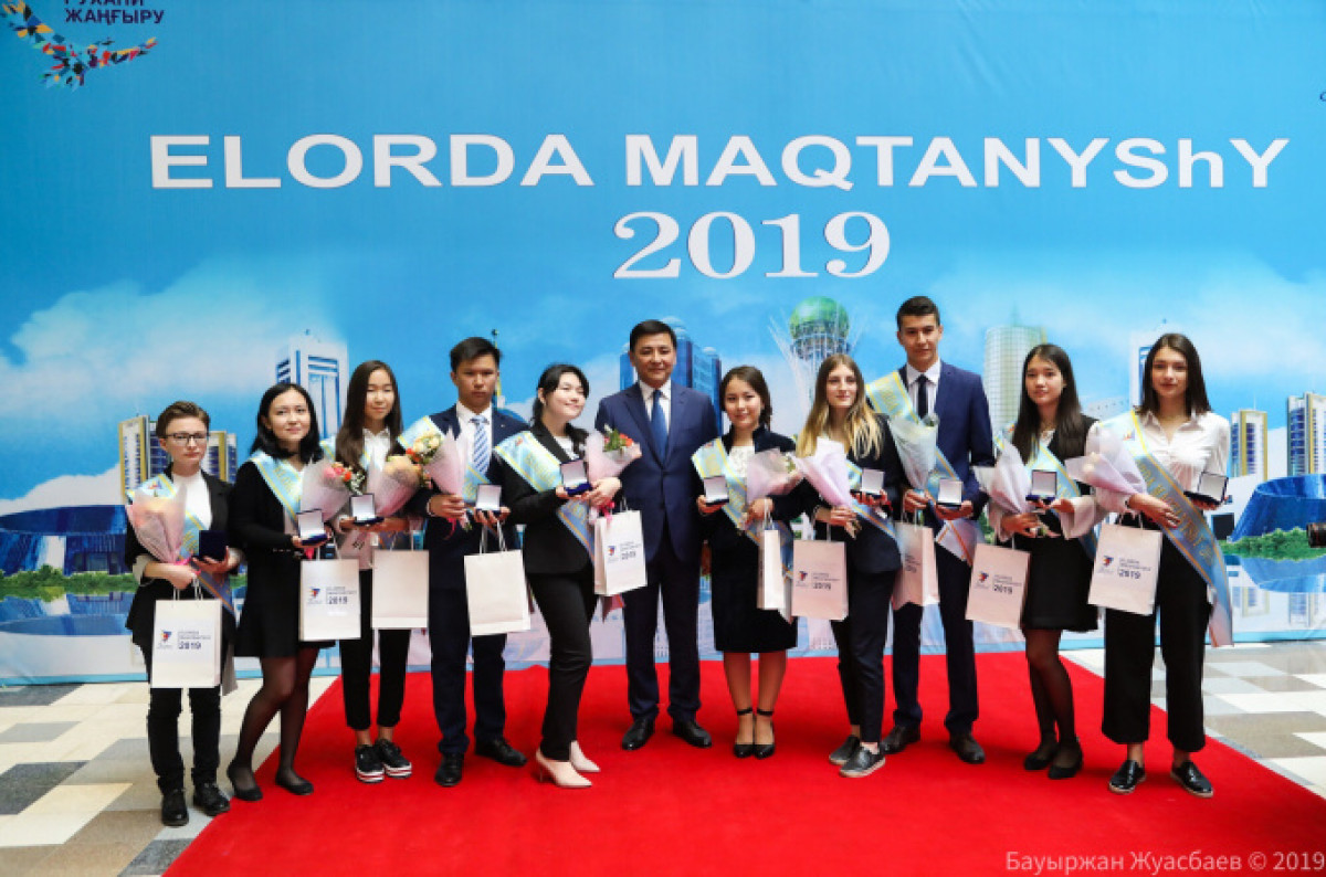 294 столичных школьника наградили знаком "Алтын белгi"