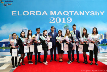 294 столичных школьника наградили знаком "Алтын белгi"