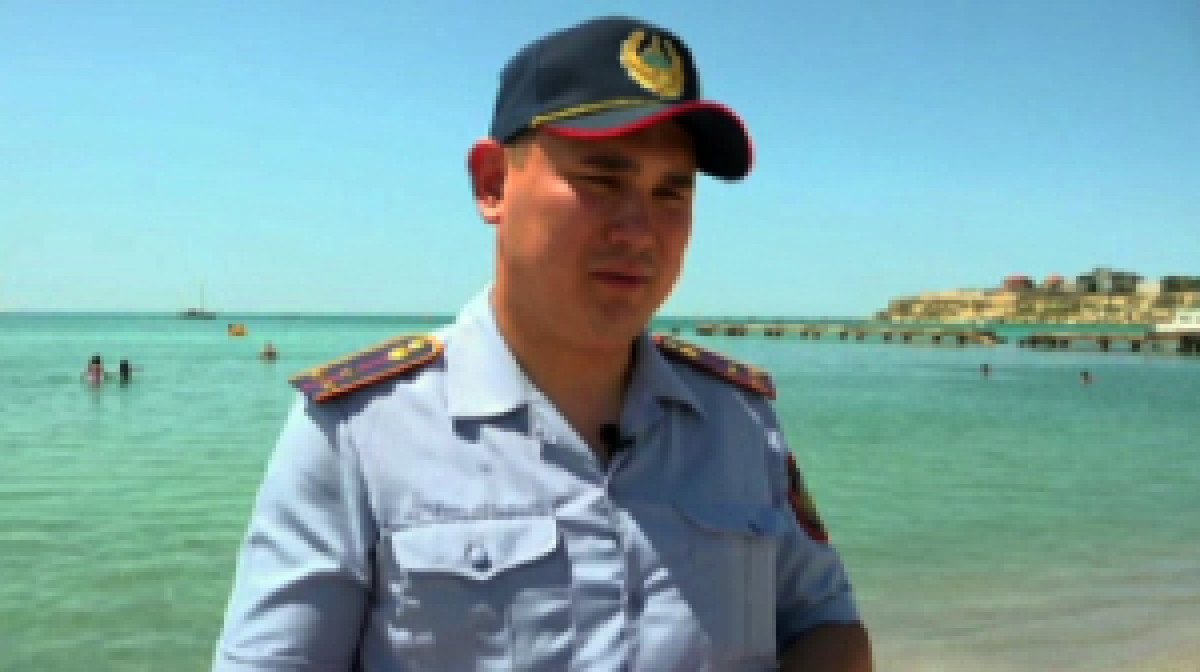 "Чудесное спасение русалки". Нырнувший в ледяной Каспий полицейский рассказал о главной награде