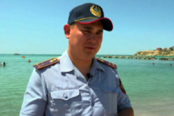 "Чудесное спасение русалки". Нырнувший в ледяной Каспий полицейский рассказал о главной награде