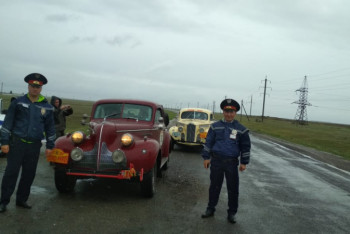 Фотография к новости: Радиатор на ретроавто пробило в Павлодаре у участника ралли  Пекин - Париж