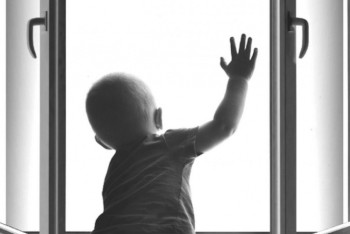 Фотография к новости: В Петропавловске годовалая девочка выпала из окна 9 этажа 