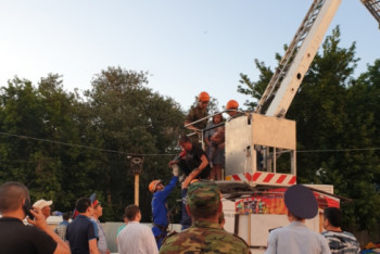 Фотография к новости: Спасатели сняли людей с колеса обозрения в Уральске