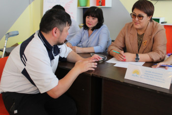 Актюбинские депутаты помогают инвалидам в решении социальных проблем