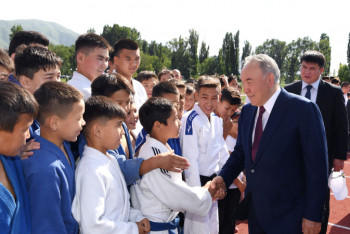 Фотография к новости: Назарбаев принял участие в церемонии открытия спортивного комплекса "Үшқоңыр"