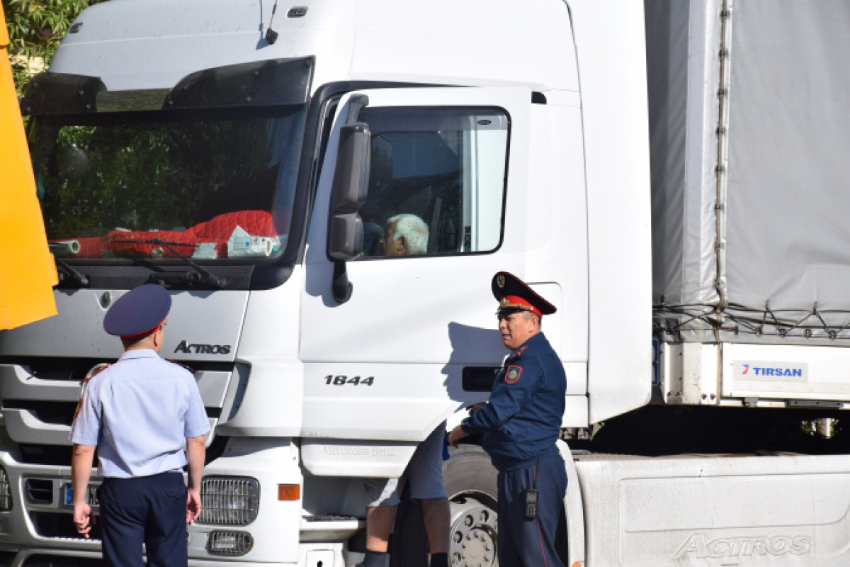 Полицейские в Акмолинской области помогли турецкому дальнобойщику