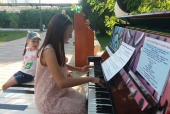 Оригинальные пианино появились на улицах Актобе