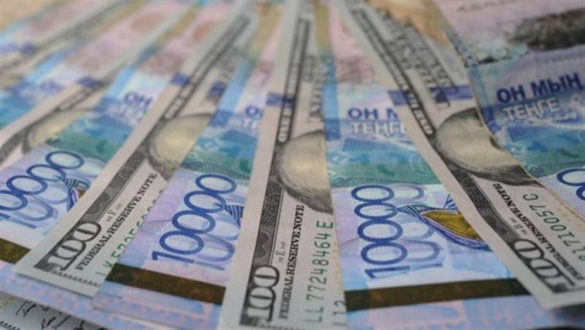 Курс доллара упал на 4,4 тенге 