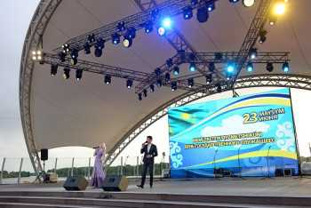 Фотография к новости: Госслужащим и полицейским посвятили гимн на набережной Иртыша