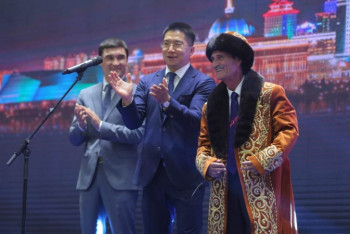 Фотография к новости: В Нур-Султане президента Международной ассоциации джиу-джитсу облачили в шапан