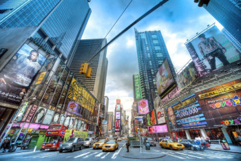 Фотография к новости: Эквилибристы прошли по канату между небоскребами на Таймс-сквер