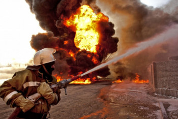 На территории воинской части в Арыси продолжается пожар 