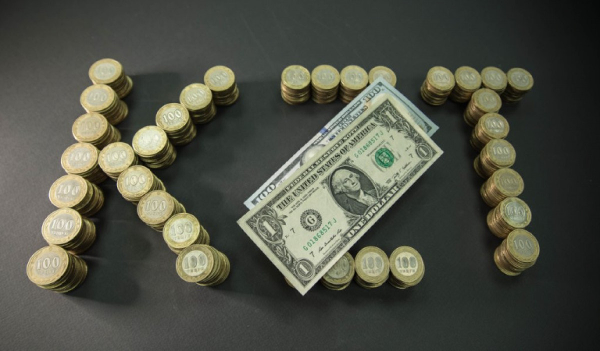 Объём "чистых" продаж долларов США в обменниках Казахстана превысил 555 млрд тенге 