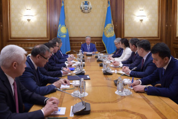 Фотография к новости: Президент провел совещание с руководящим составом АП