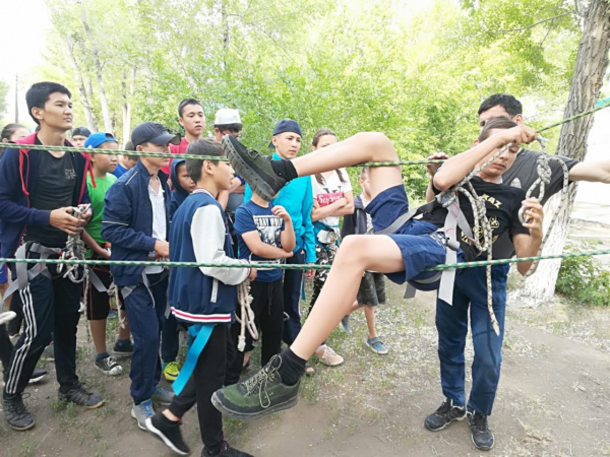 В Актобе дети учатся азам путешественника в передвижном туристско-палаточном лагере