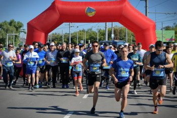 В честь 21-летия столицы павлодарцы пробежали и проехали 21 км по проспекту Назарбаева