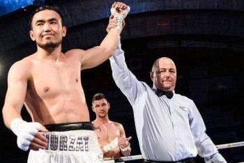 Фотография к новости: Непобежденный казахстанский боксер выиграл десятый бой в профи